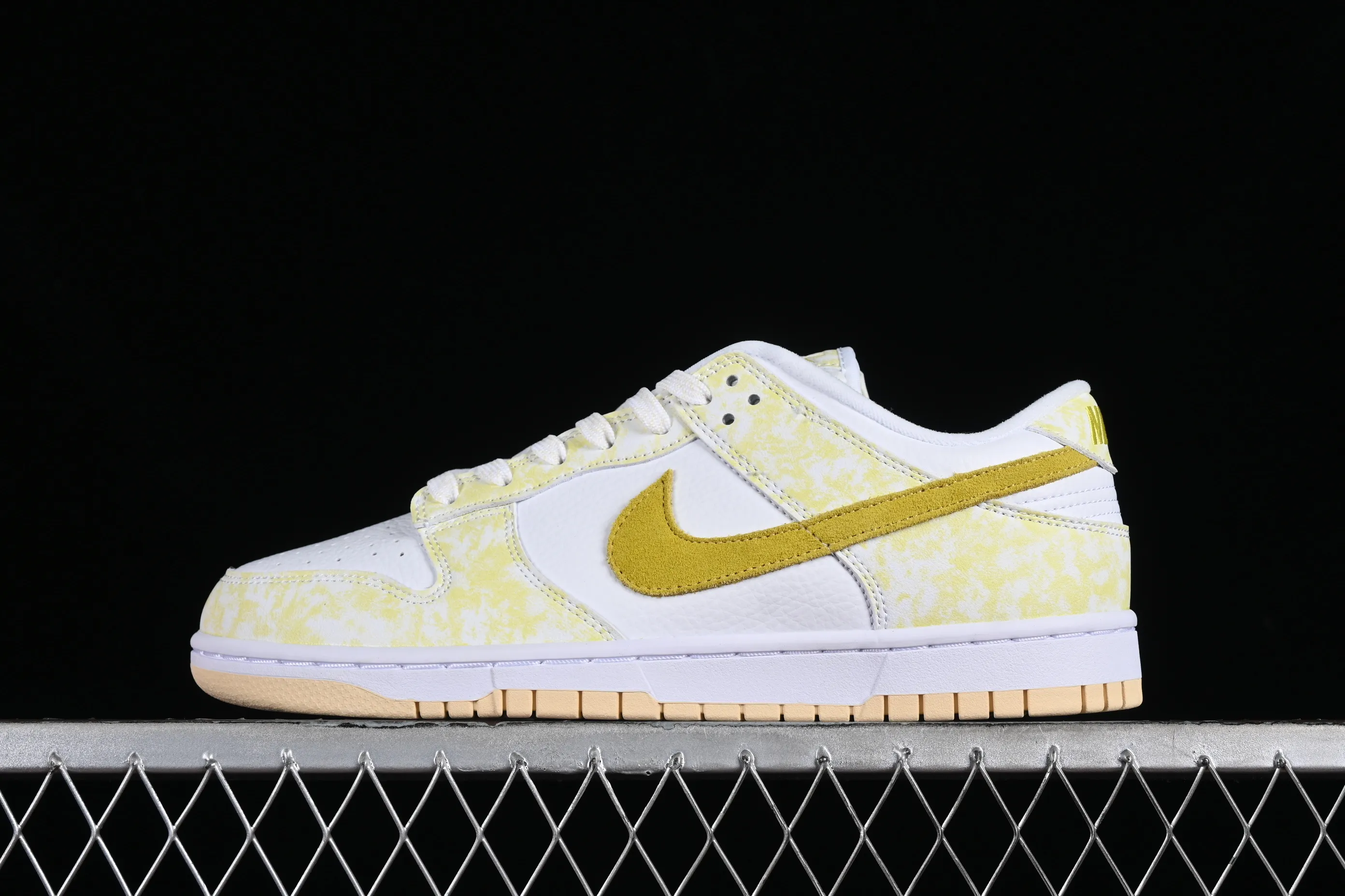 All categories Nk SB Dunk series Nk SB Dunk Low low-top sneakers Nk SB Dunk Low Prm yellow and white color SB smashed backboard fashion casual sneakers DM9467-700